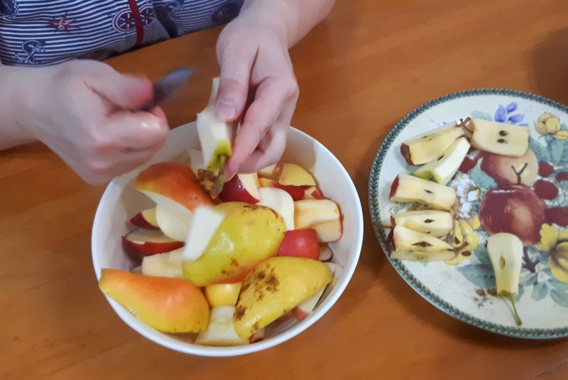 Подготовка фруктов для соковыжималки